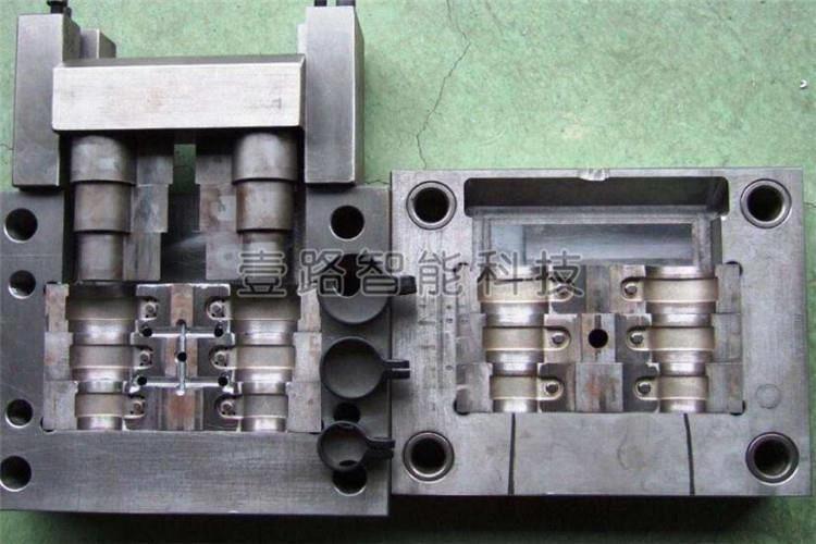 檢查塑膠模具的限位開關是否異常，斜銷、斜頂是否異常